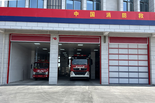 泰州消防站車庫提升門：遠(yuǎn)程集成控制，應(yīng)急迅速出動(dòng)