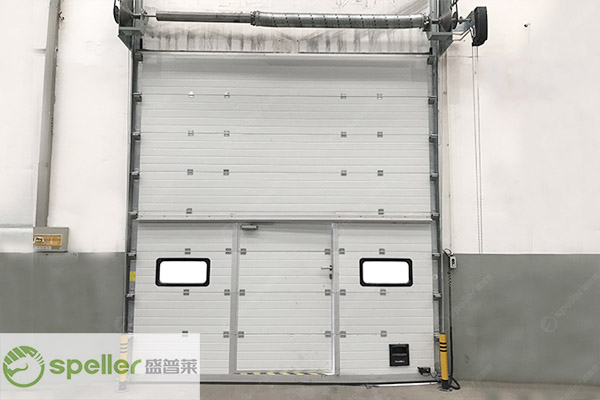 汽車裝備廠房大門用門方案：保溫提升門，防盜節(jié)能兩不誤